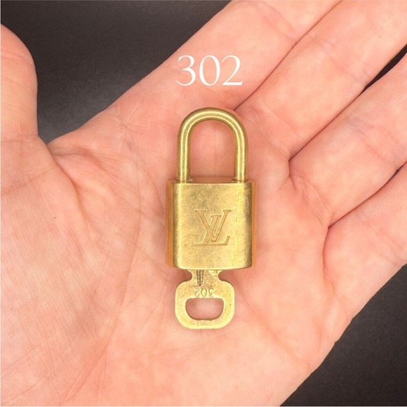 Louis Vuitton #302 Gold Padlock and Key on chain necklaces - Picture 4 of 7